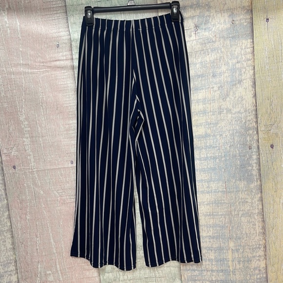 - In good used condition Woman’s Capella wide leg pants. Size is medium. - Picture 7 of 14
